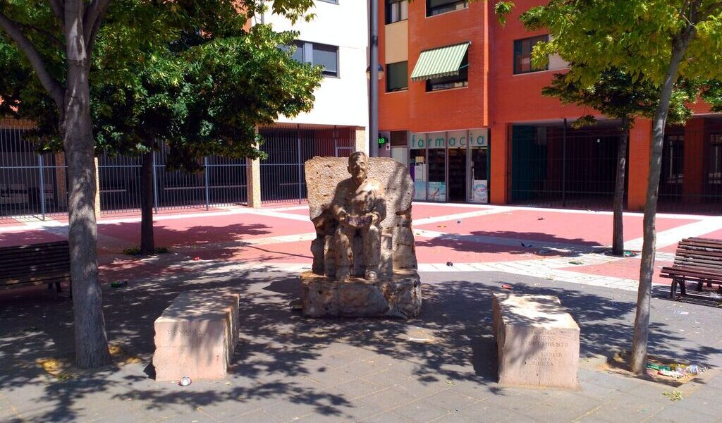 Estatua de Millán Santos en la plaza que lleva su nombre