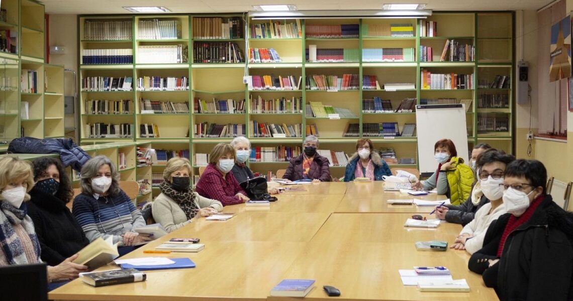 Personas alrededor de una mesa grande en la biblioteca del IES Arca Real