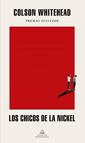 Portada del libro: rectángulo vertical rojo acupa la parte central, bajo el nombre del autor y sobre el título; en la mitad inferior derecha, dos figuras masculinas muy pequeñas